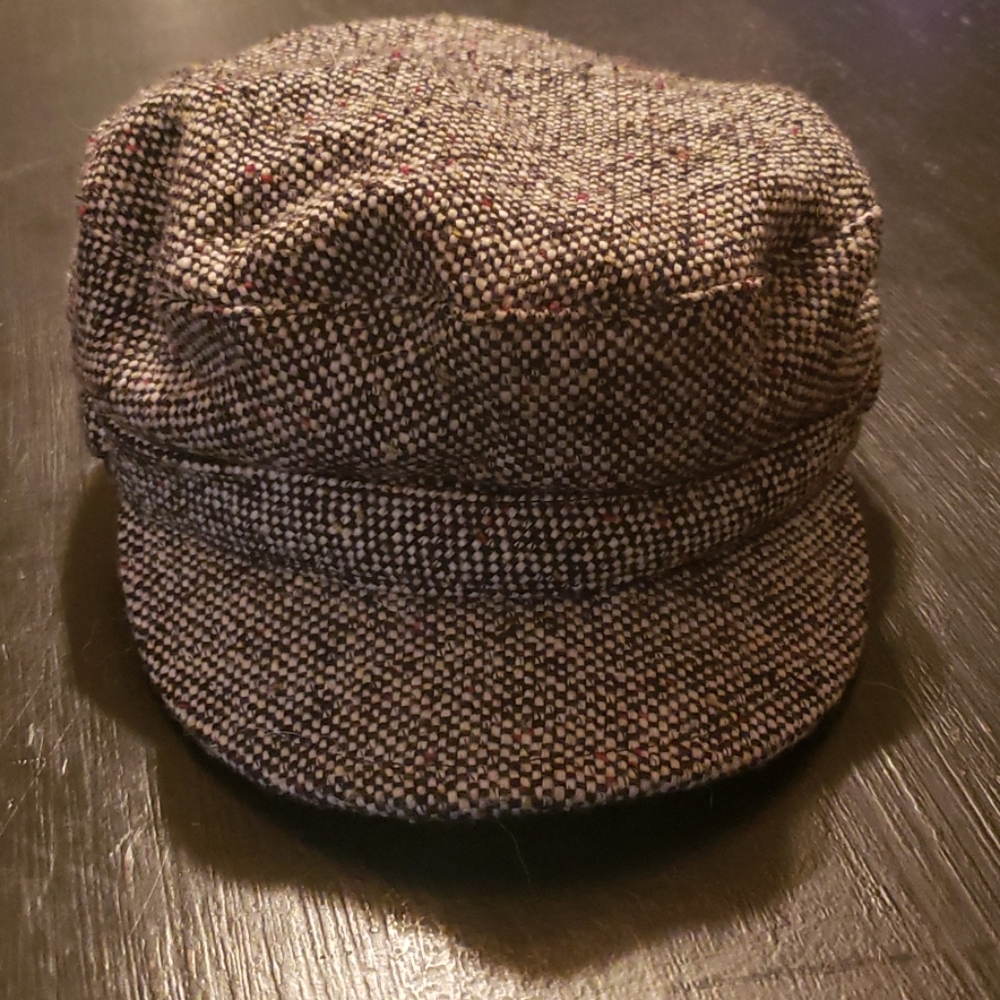 Gently worn stylish hat in excellent condition.